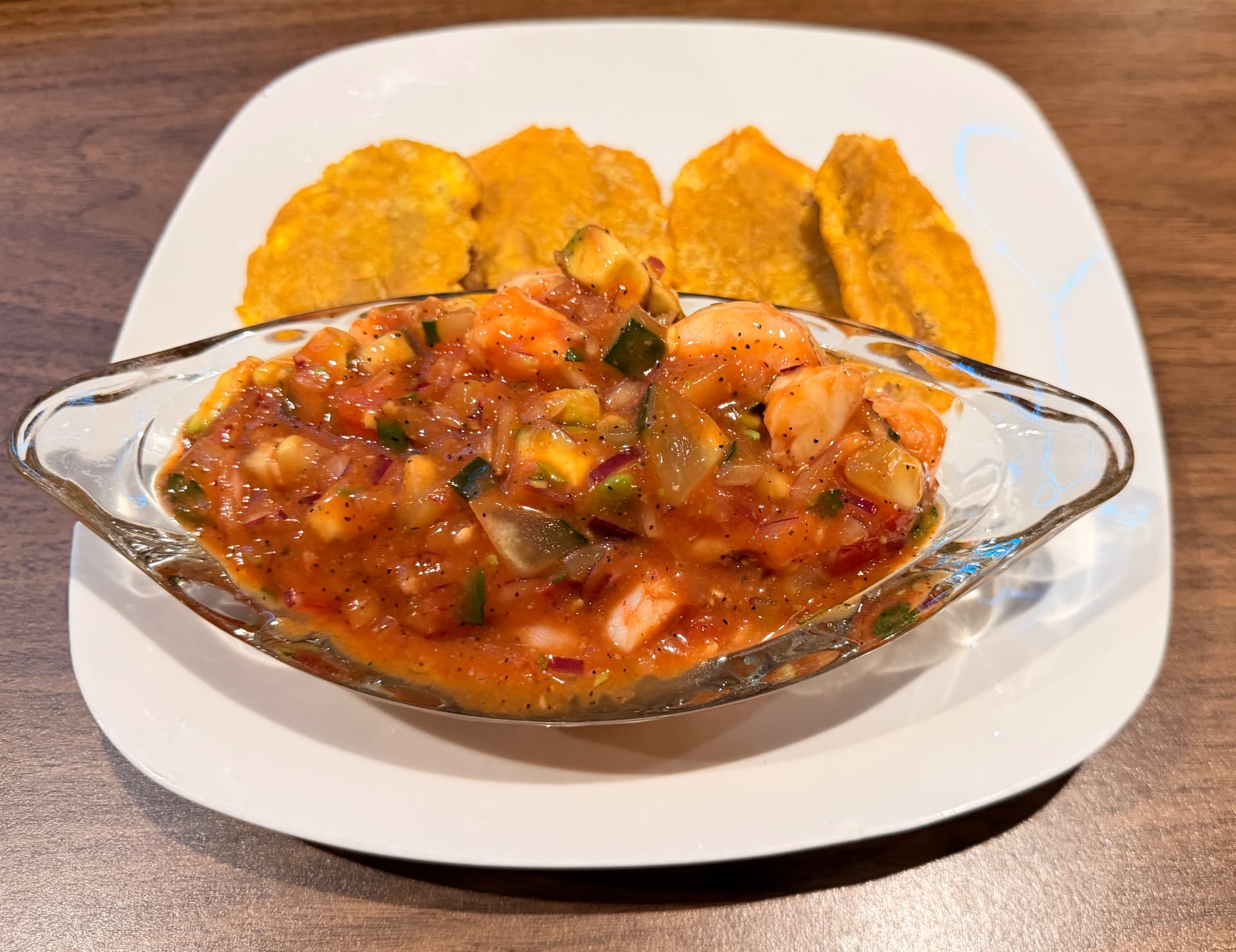Cóctel de camarones con salsa rosada y patacones