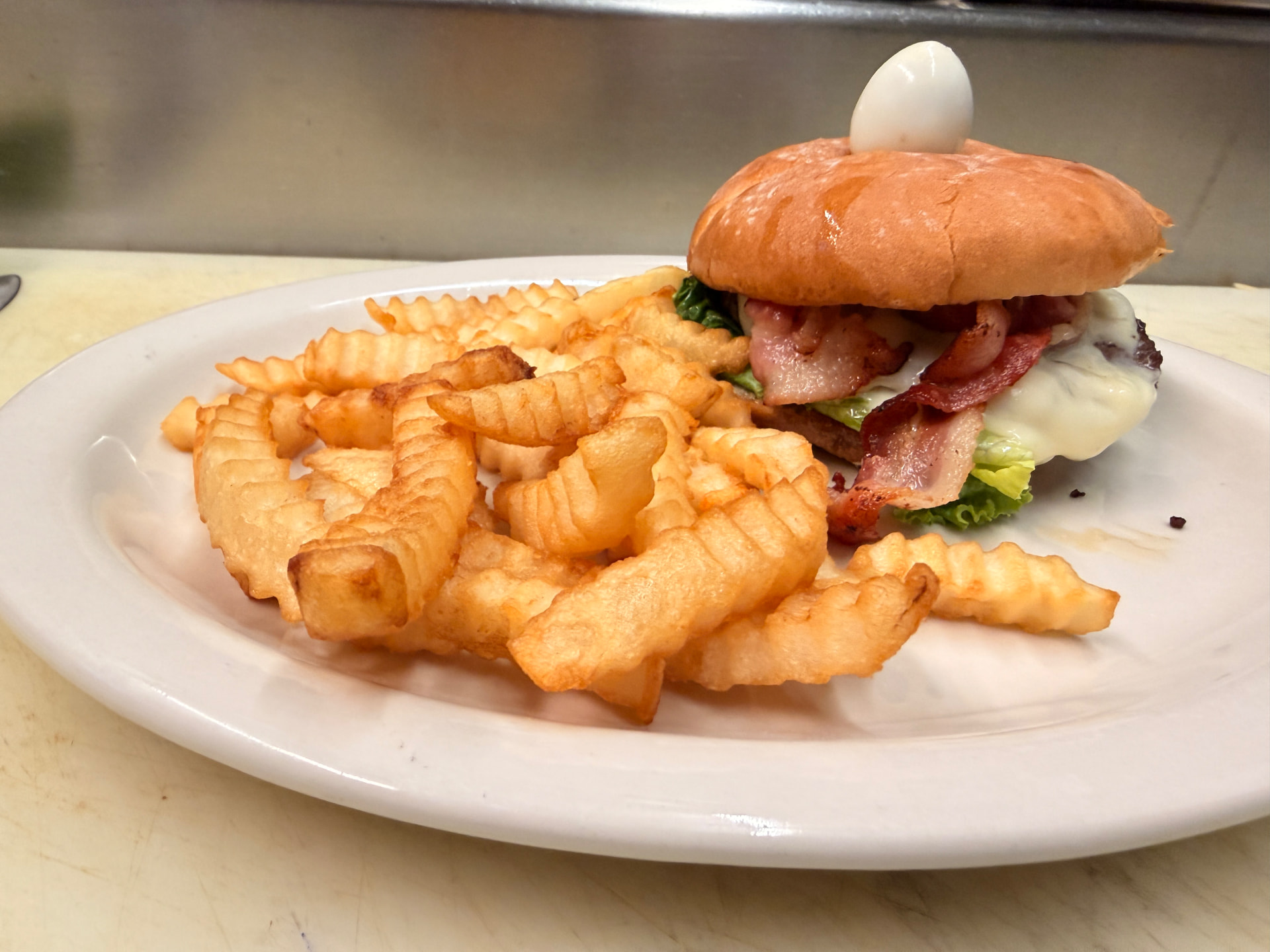Hamburguesa con tocino y papas fritas
