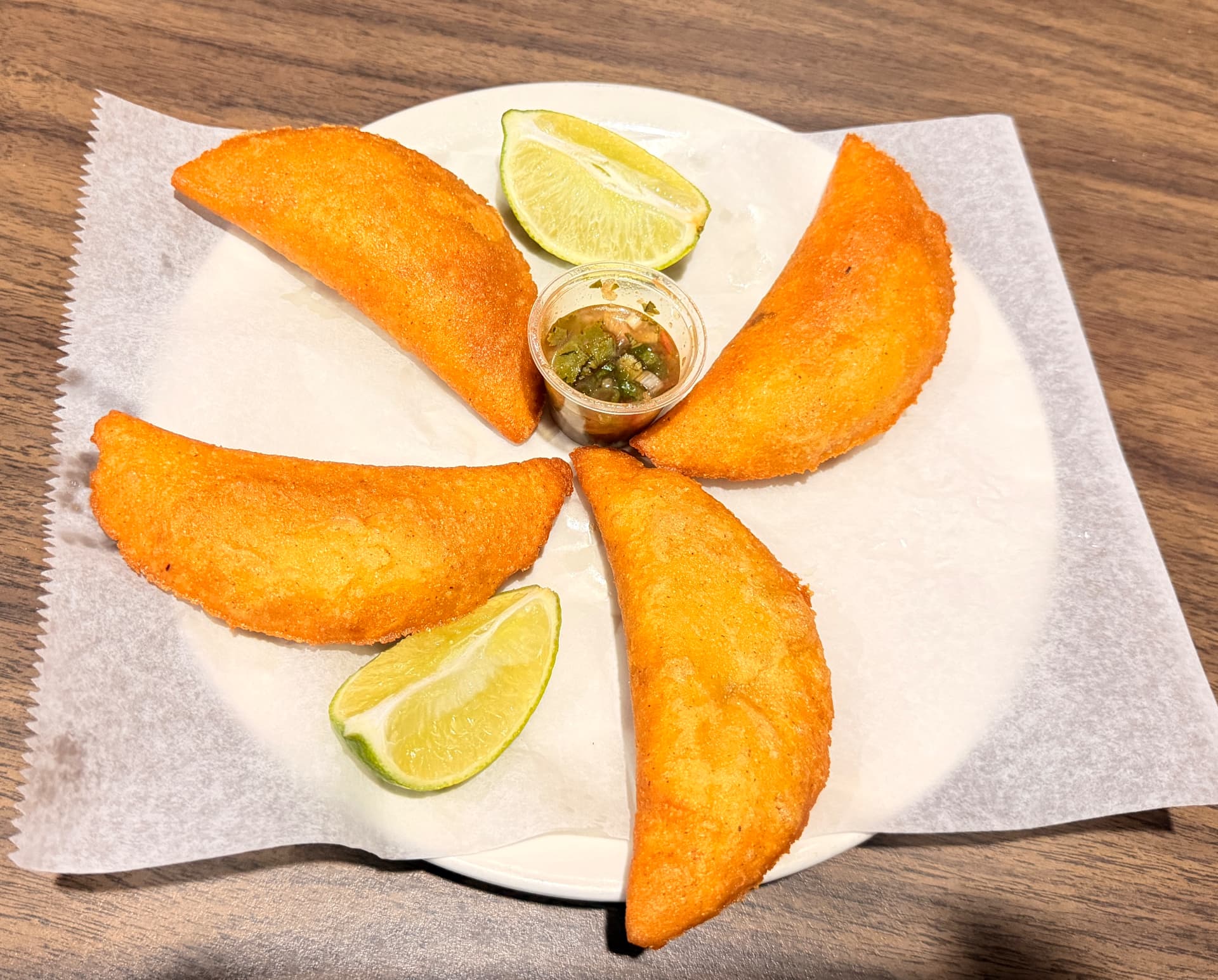 Empanadas colombianas con limón y ají