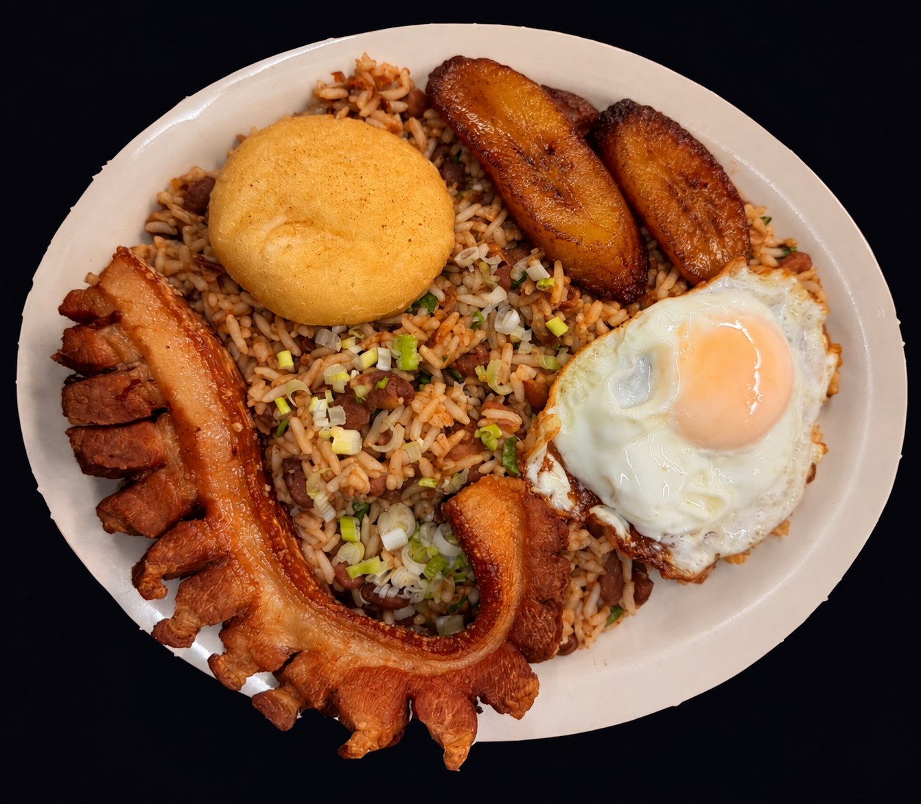 Calentado colombiano con arroz, fríjoles, chicharrón, arepa, plátano y huevo frito