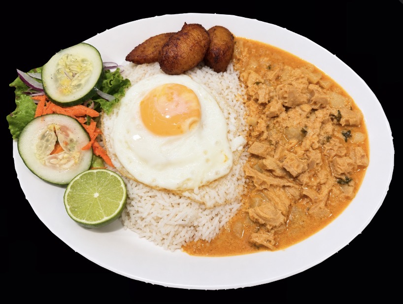 Guatita ecuatoriana con arroz, huevo y plátano