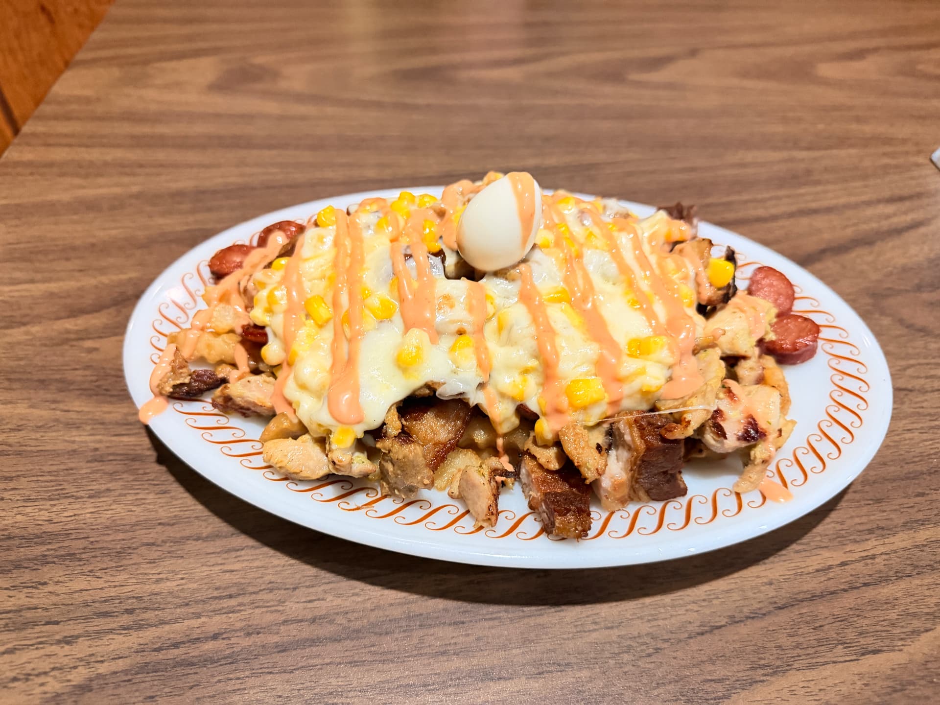 Salchipapa especial con huevo, maíz y salsas