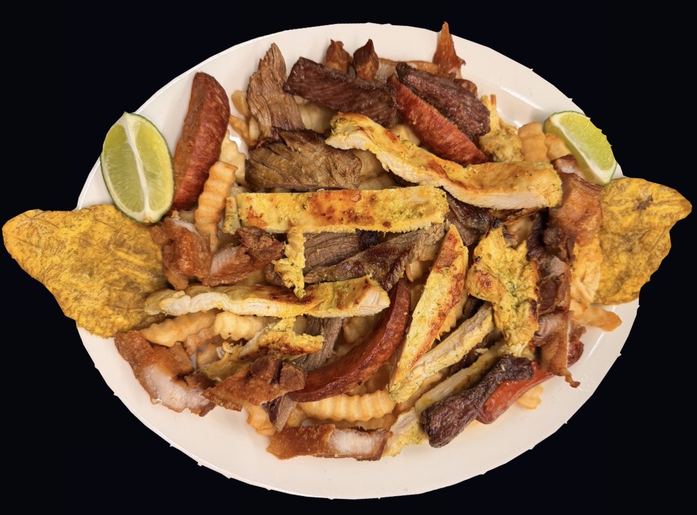 Picada colombiana con carnes, pollo, chicharrón, patacones, papas y limón