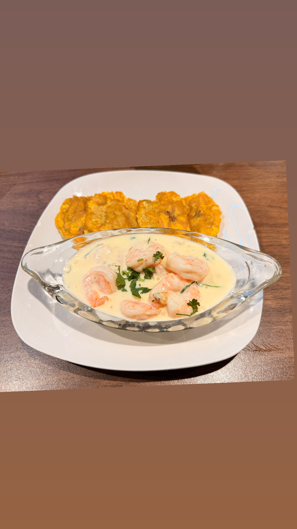 Camarones al ajillo en salsa cremosa con patacones