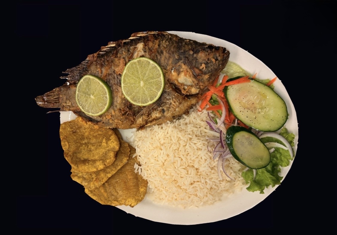 Tilapia frita entera con arroz, patacones y ensalada